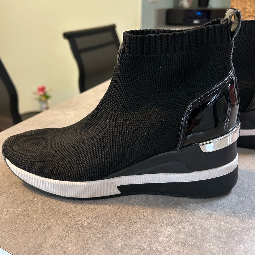 Black Women's Slip-On Sneakers